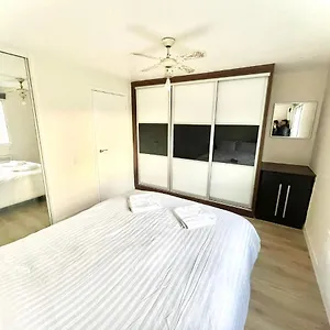 Spacious & Pristine Ground Floor Flat Nr. Heathrow Apartment
