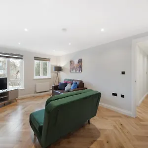 Spacious Stunning Flat Near Heathrow And London Apartment