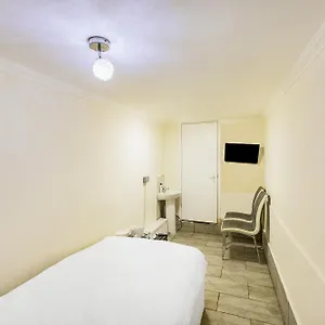 Old Oak Tree Hotel