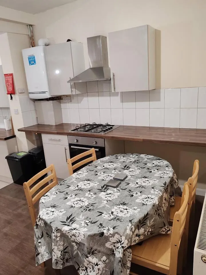 En Suite Room - Central Location Hounslow Apartment